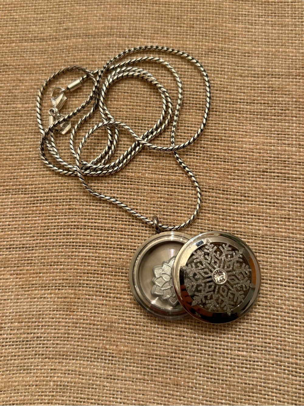Origami Owl Holiday 2016 Exclusive Large Silver Snowflake Sentiments Locket